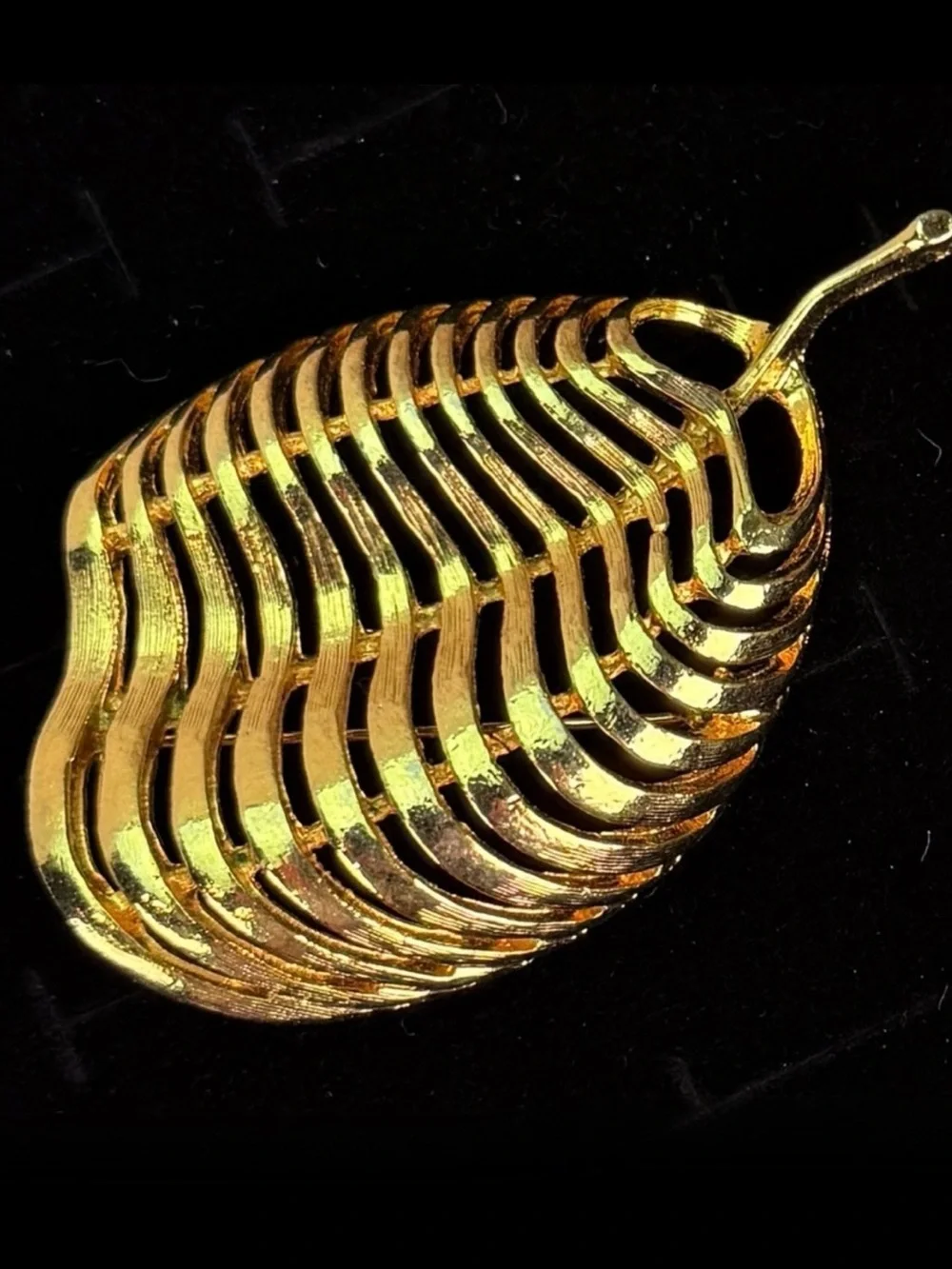 Vintage Goldtone large Leaf Brooch pin